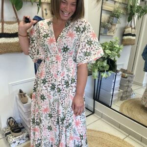 Robe fleurie noire col V